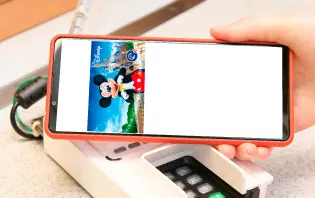 ディズニーのカードアートを楽しめる、かざすだけのスマートな決済です