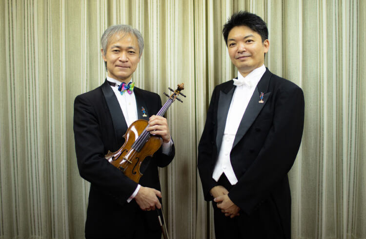 ＜左から コンサートマスターの青木高志さん、客演指揮者の永峰大輔さん＞